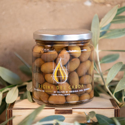 Regina del Garda olives aged in oak barrels